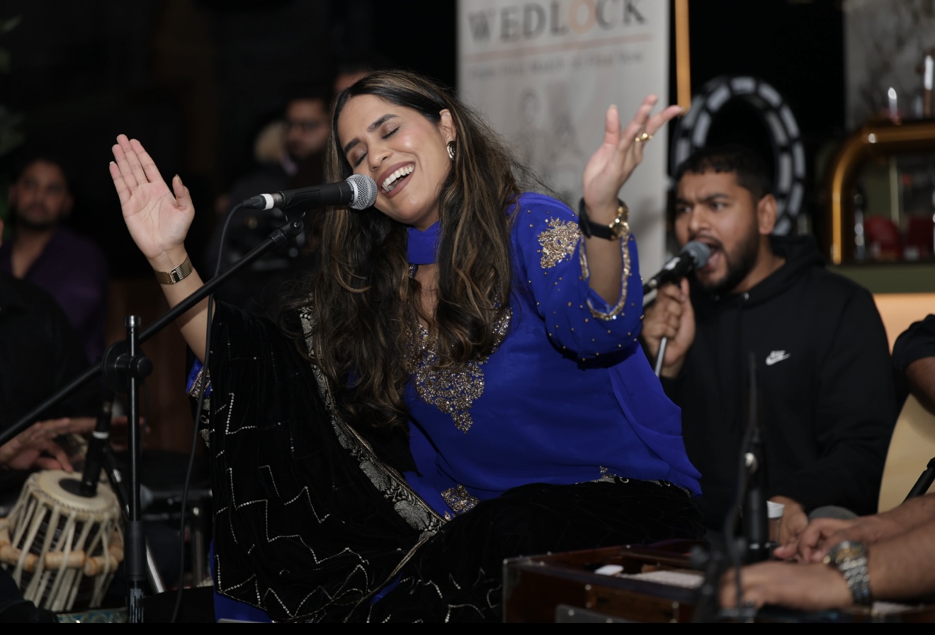 Vandna performing Qawwali with her musicians in a blue outfit